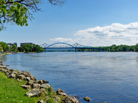 Riverside Park and the Mississippi River are only steps away from the hotel!